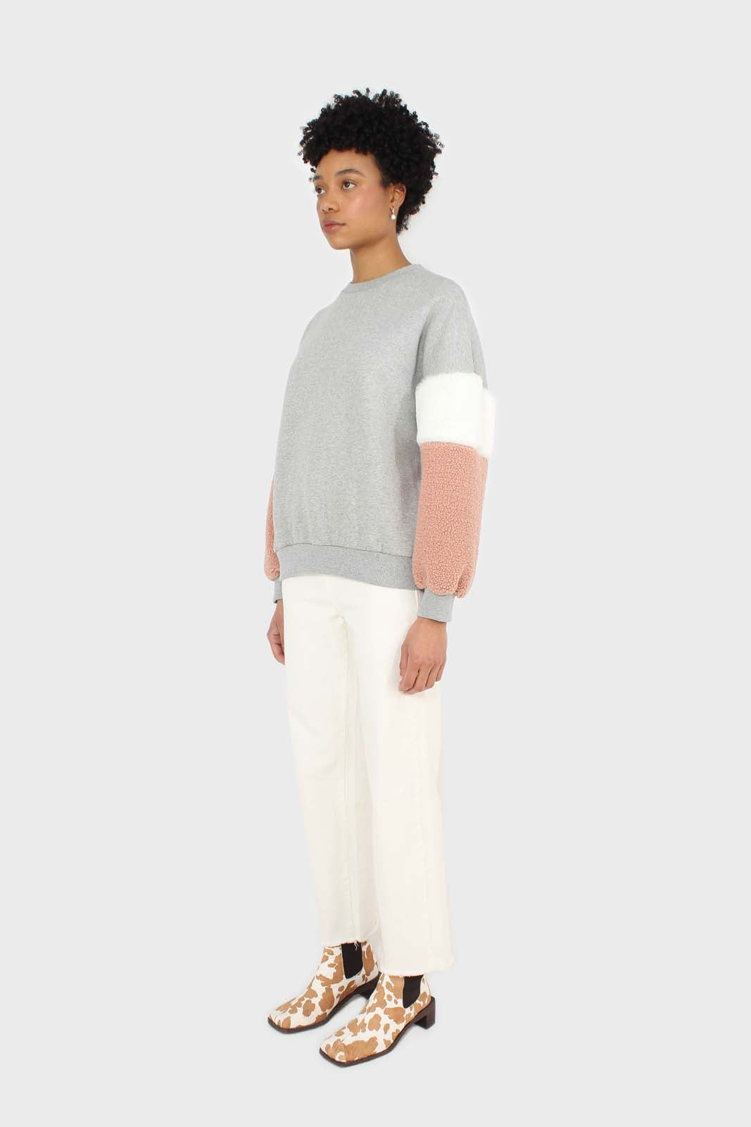 Grey and pink faux fur sleeved sweatshirt_4