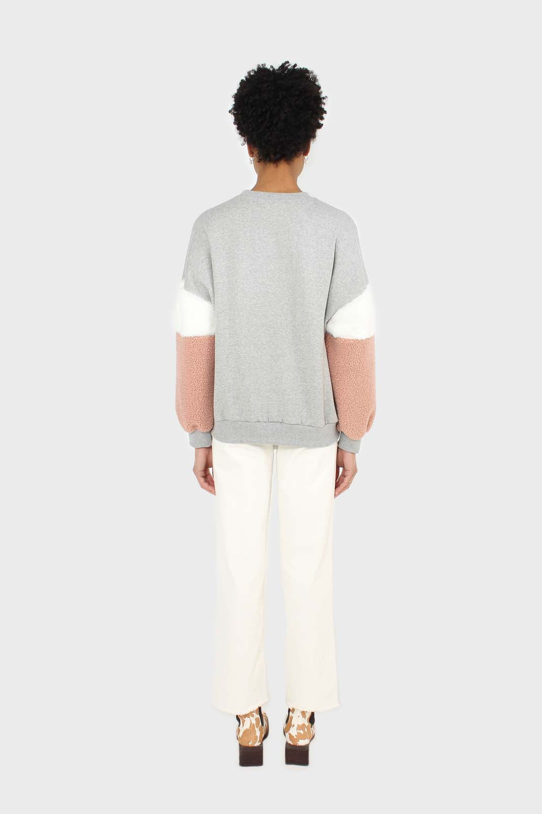 Grey and pink faux fur sleeved sweatshirt_5