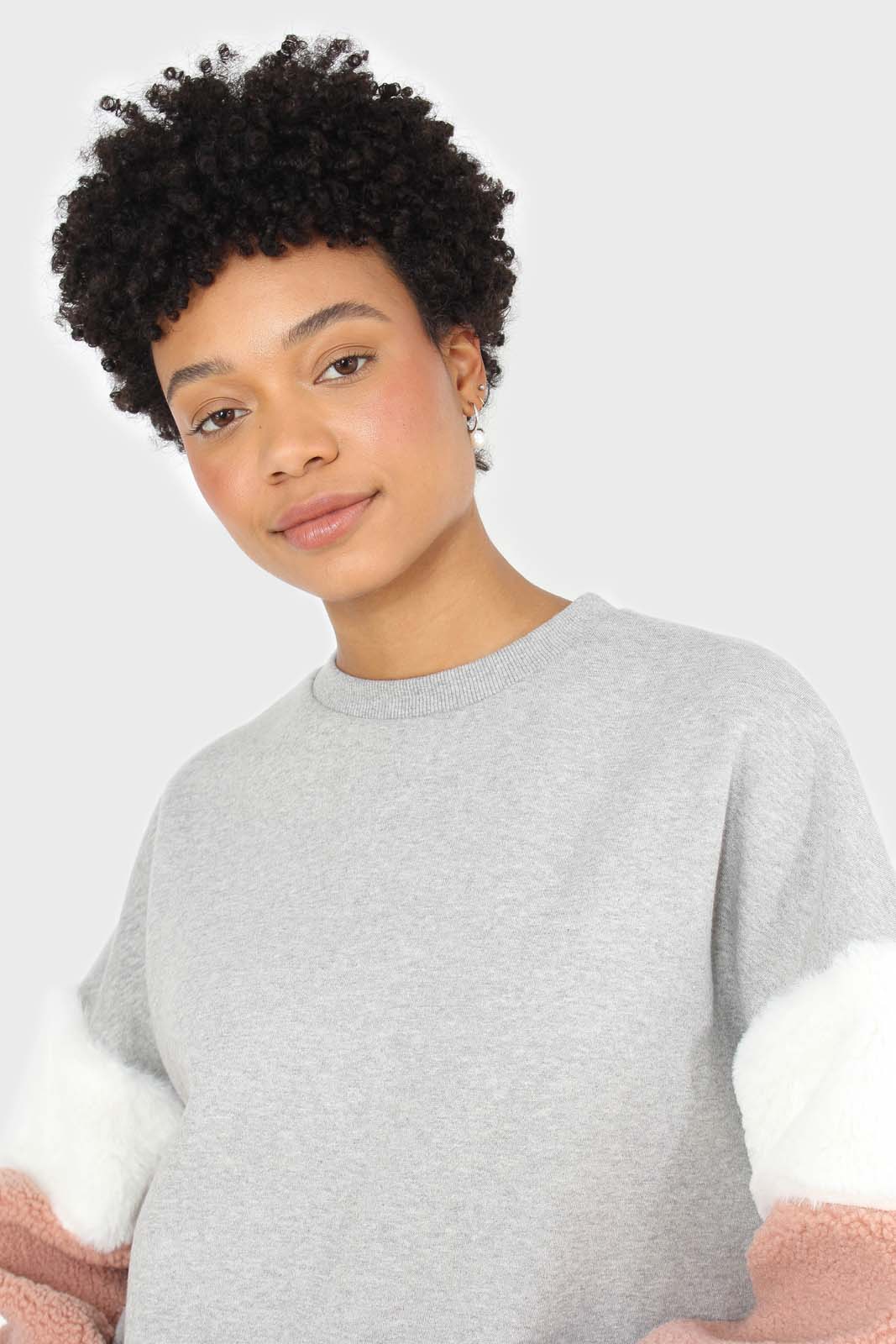 Grey and pink faux fur sleeved sweatshirt_8