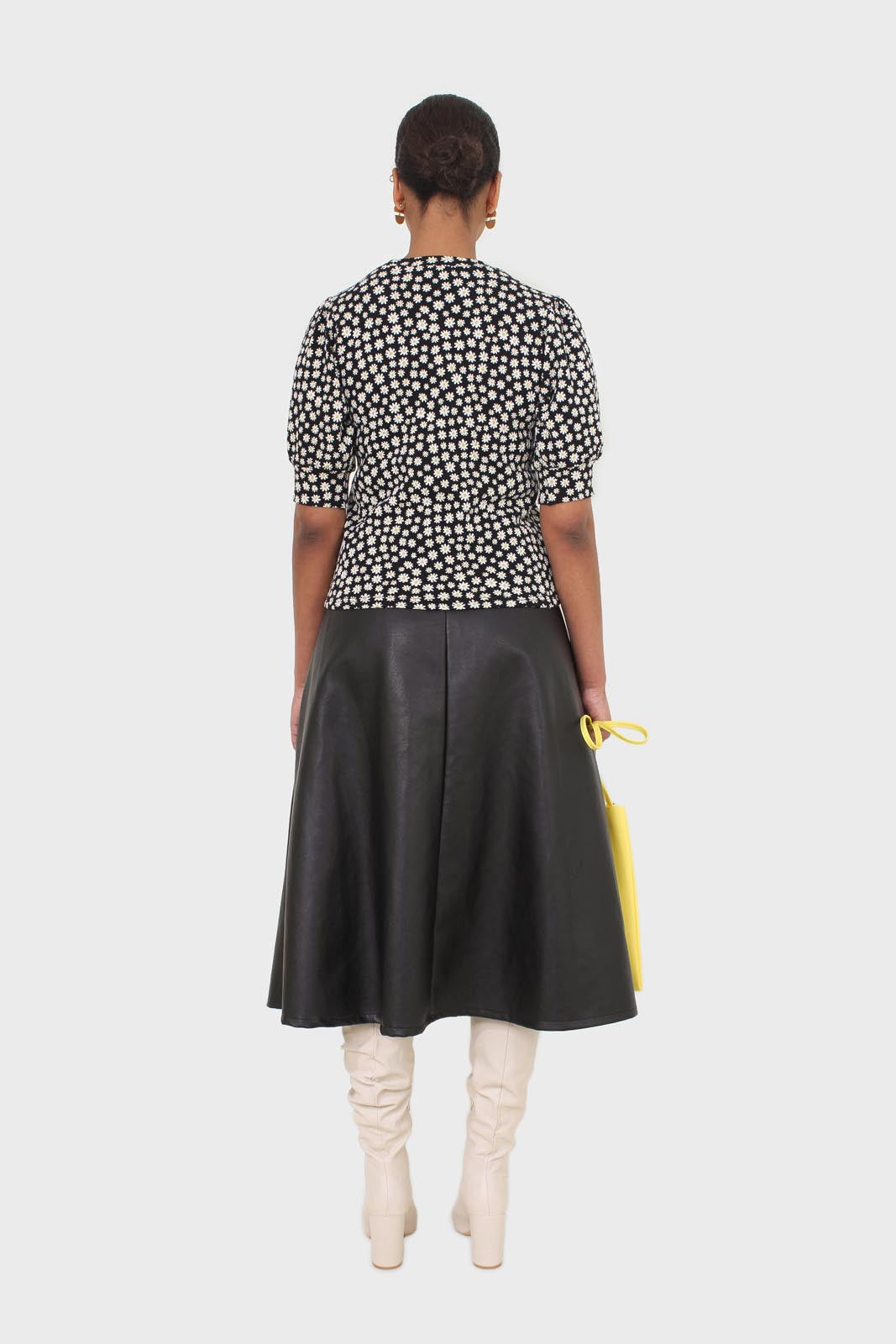 Black and white daisy puff sleeved top_5