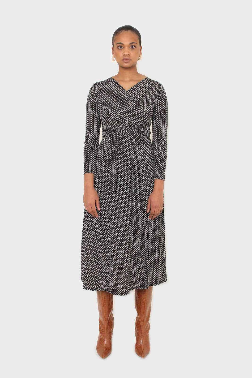 Black and white diamond jersey wrap dress_13