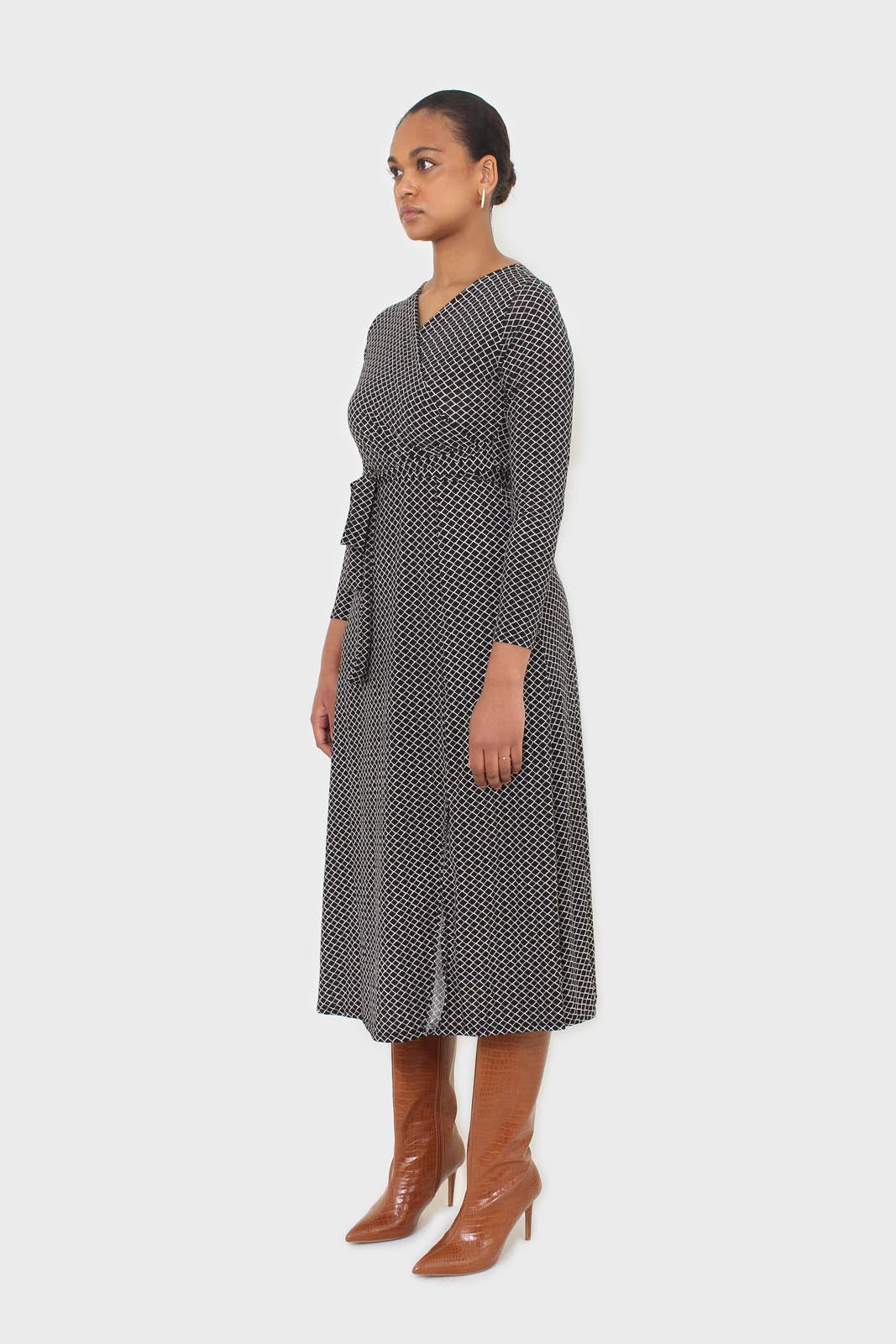 Black and white diamond jersey wrap dress_14