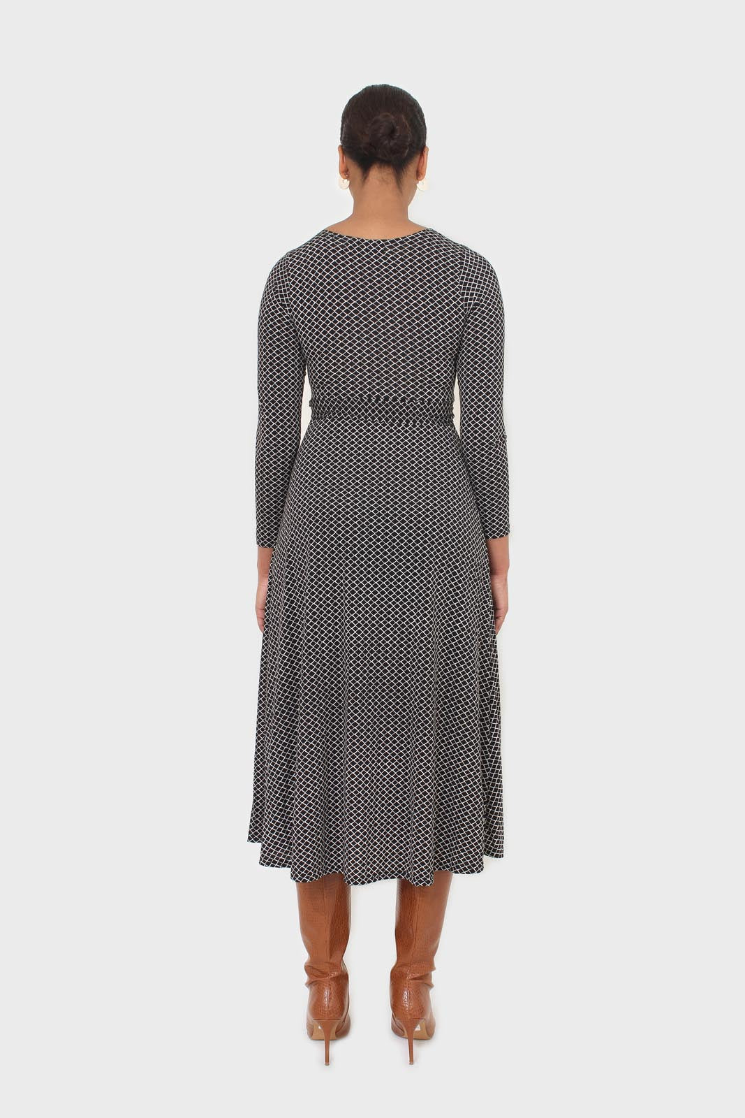 Black and white diamond jersey wrap dress_15