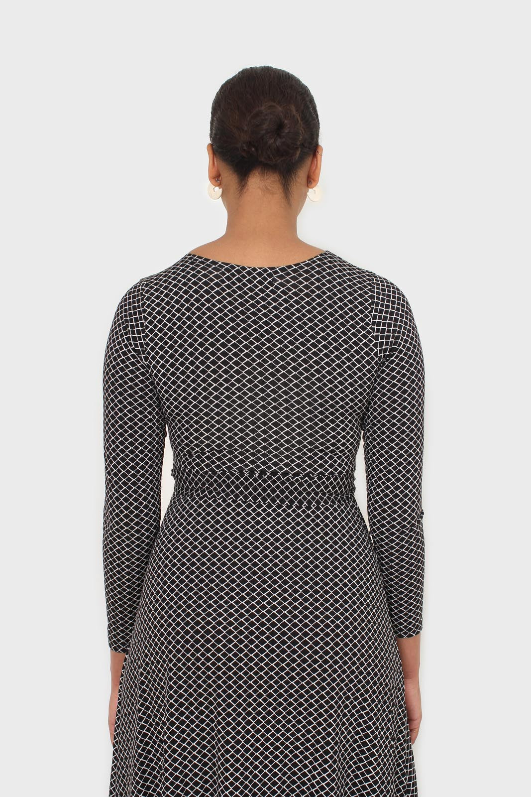 Black and white diamond jersey wrap dress_12