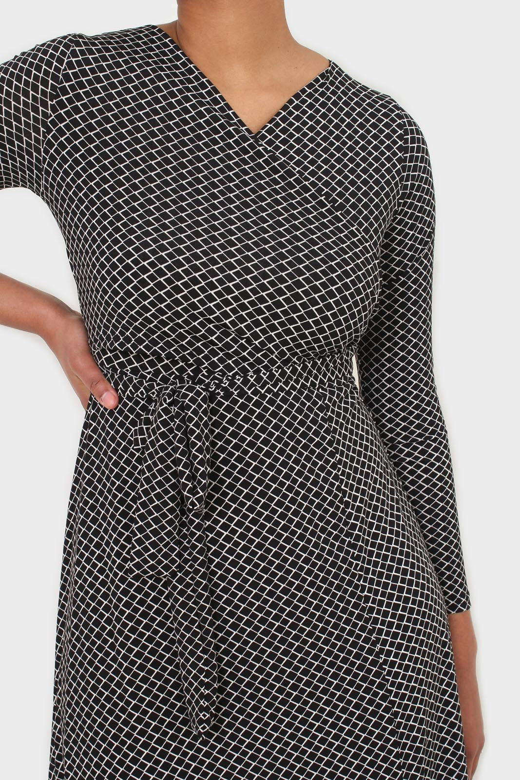 Black and white diamond jersey wrap dress_16