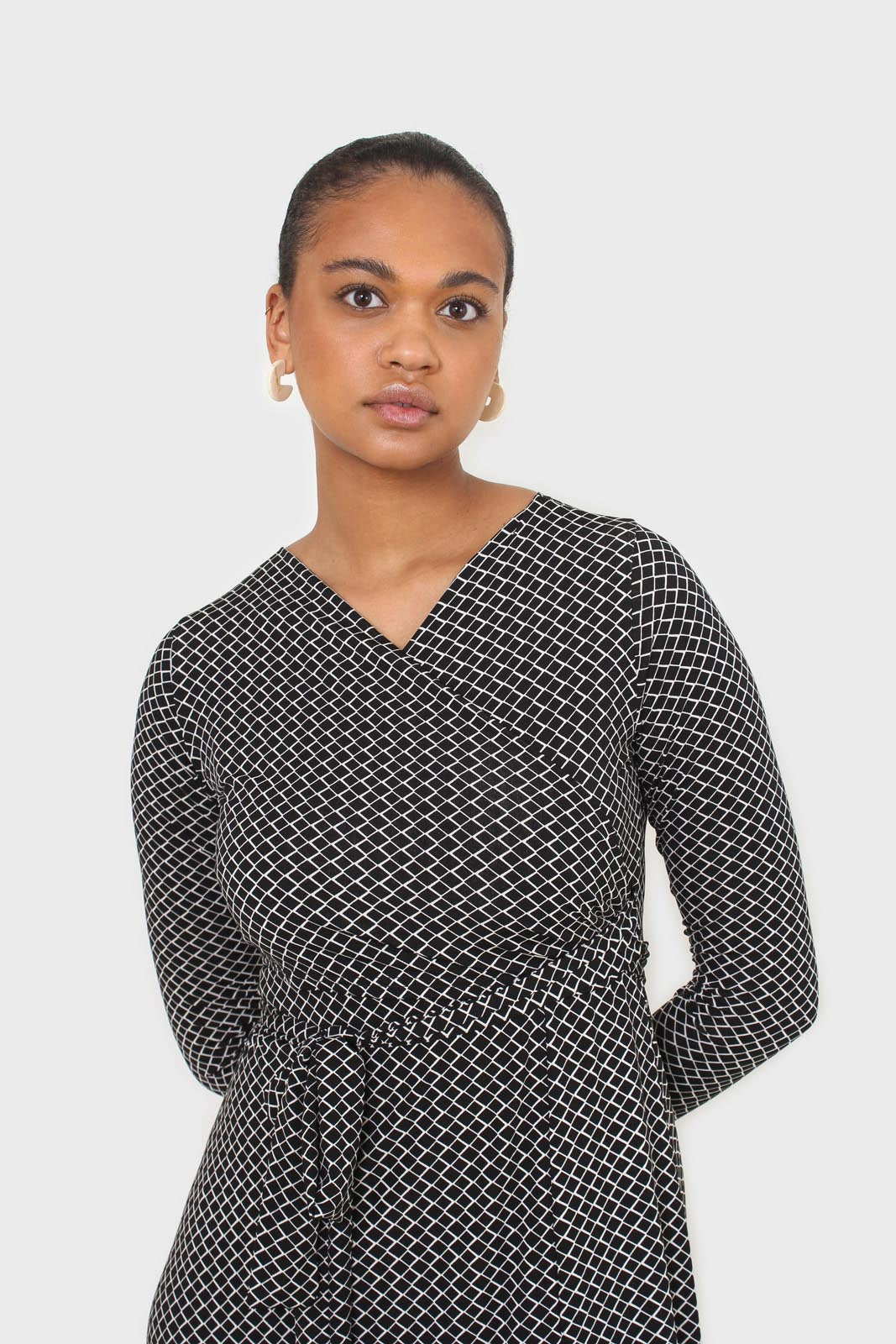 Black and white diamond jersey wrap dress_17