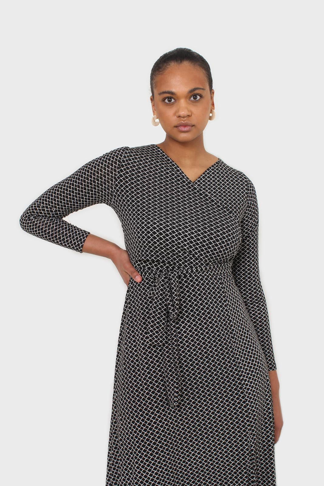Black and white diamond jersey wrap dress_11