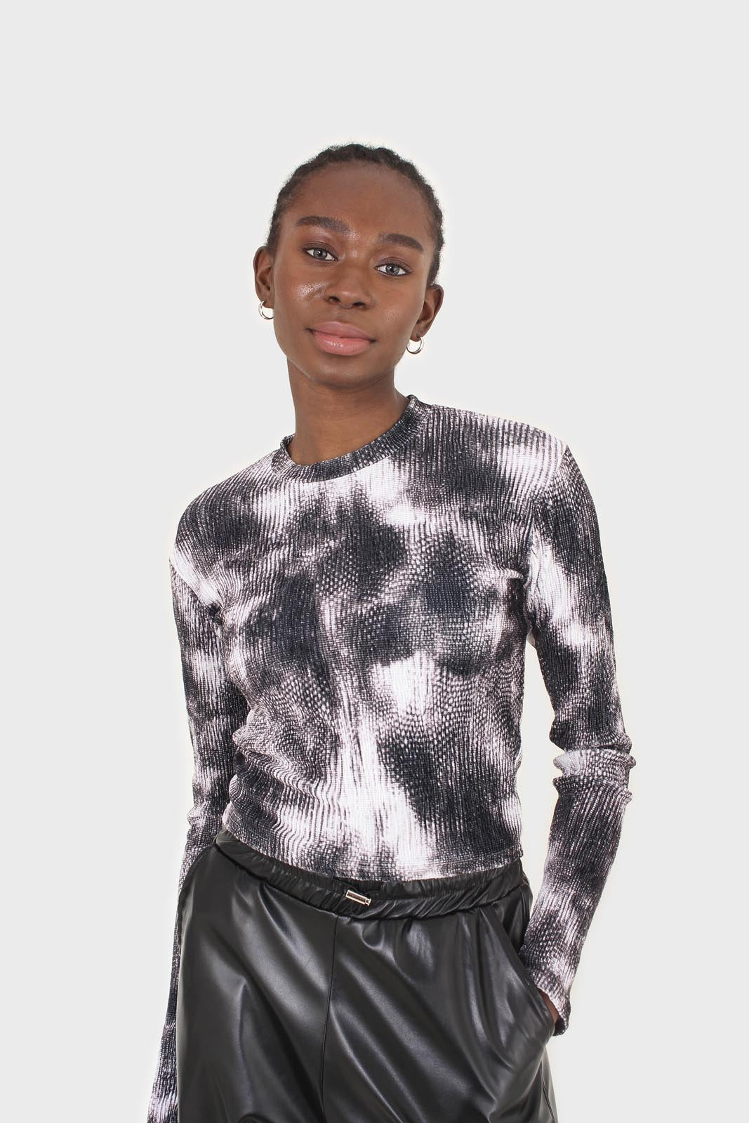 Black tie dye print velvet cropped top_1
