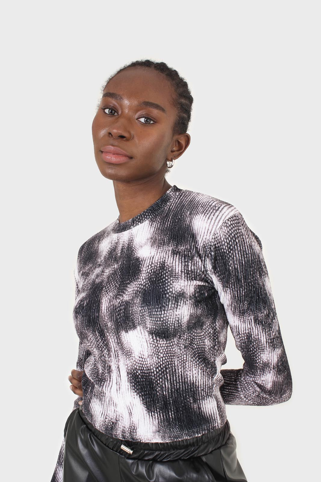 Black tie dye print velvet cropped top_4