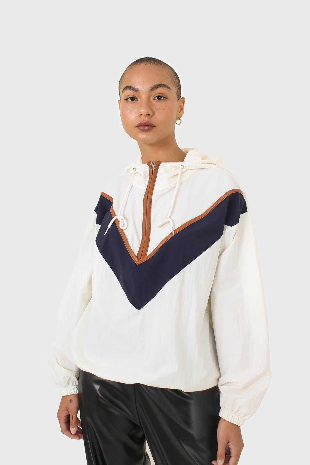 Ivory and navy V color block windbreaker_3