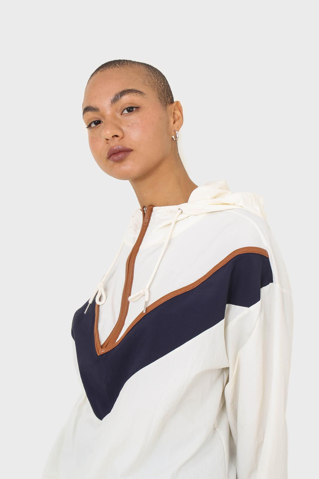 Ivory and navy V color block windbreaker_4