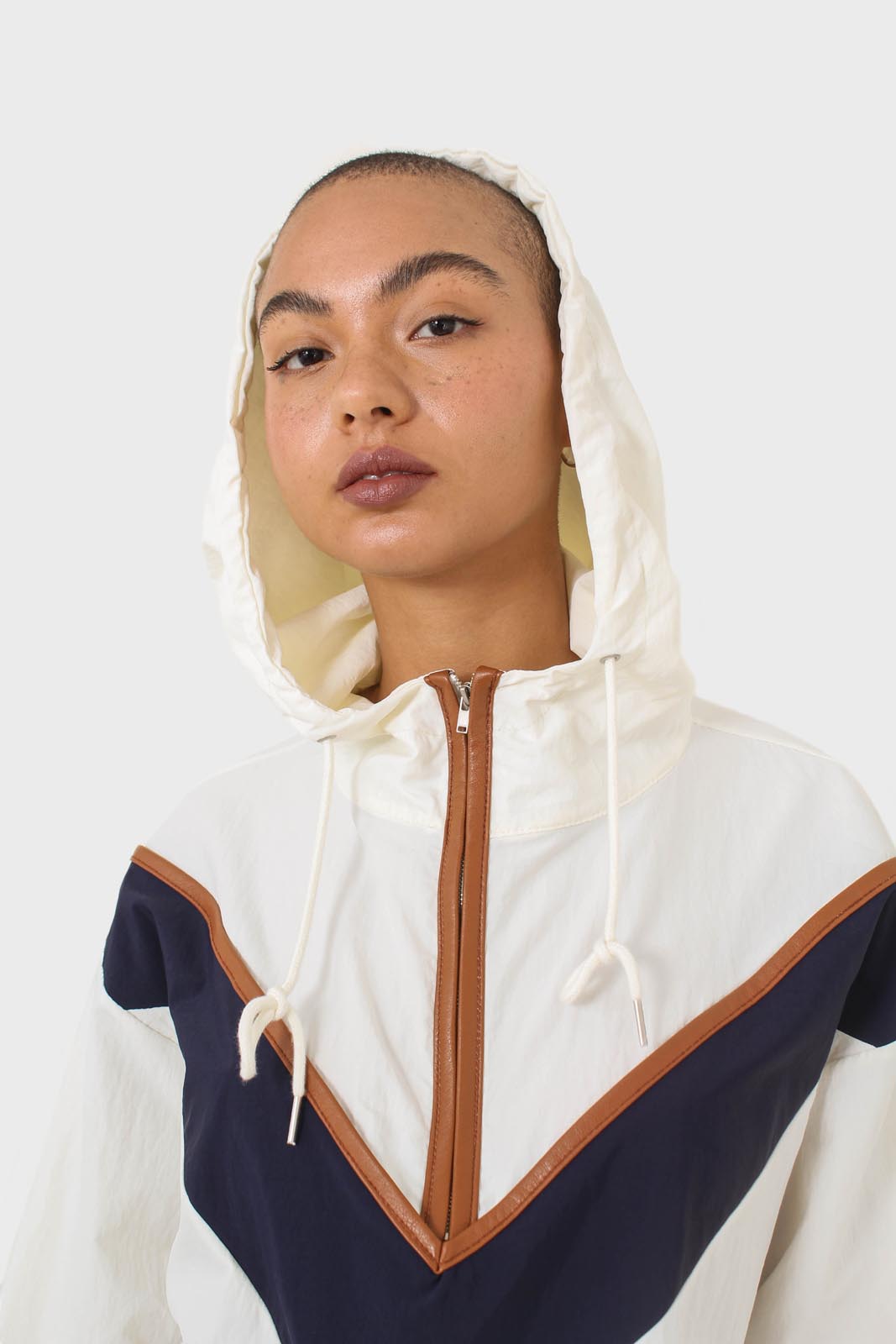 Ivory and navy V color block windbreaker_6