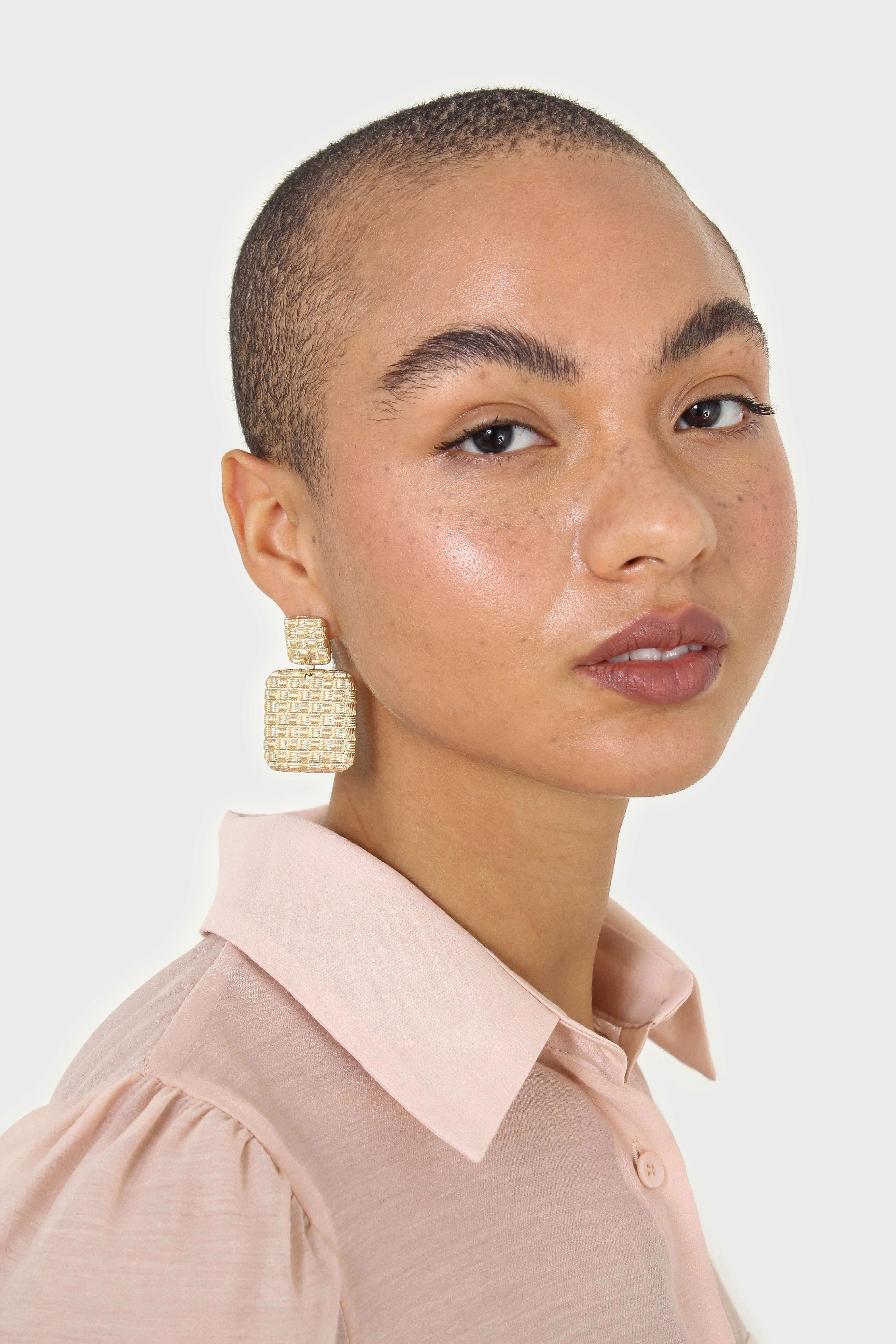 Gold woven square earrings_3