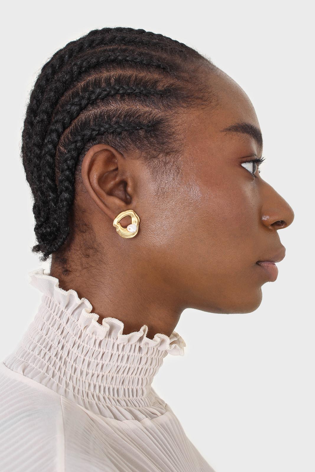 Gold and genuine pearl circle earrings_5