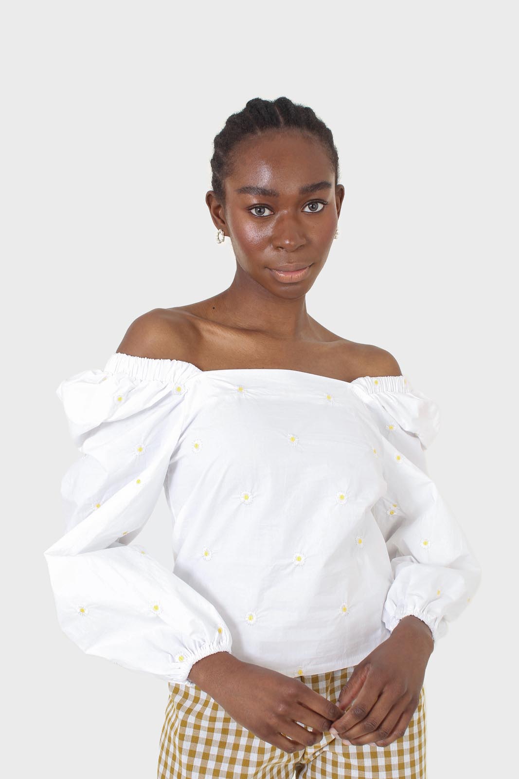 White daisy embroidered top_10