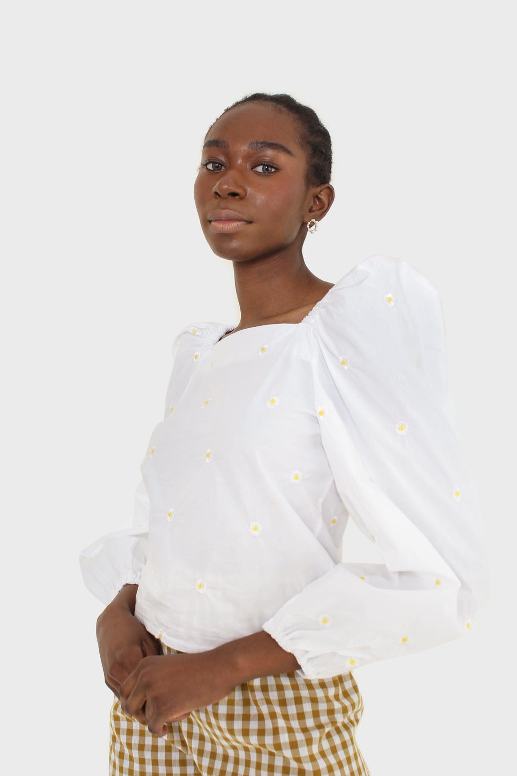 White daisy embroidered top_1