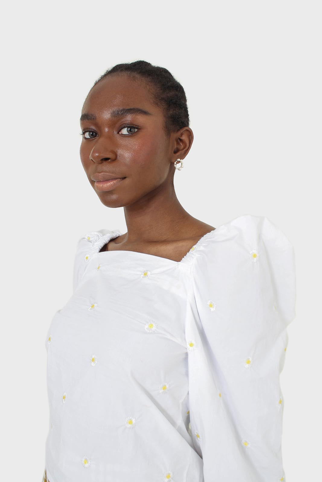 White daisy embroidered top_8
