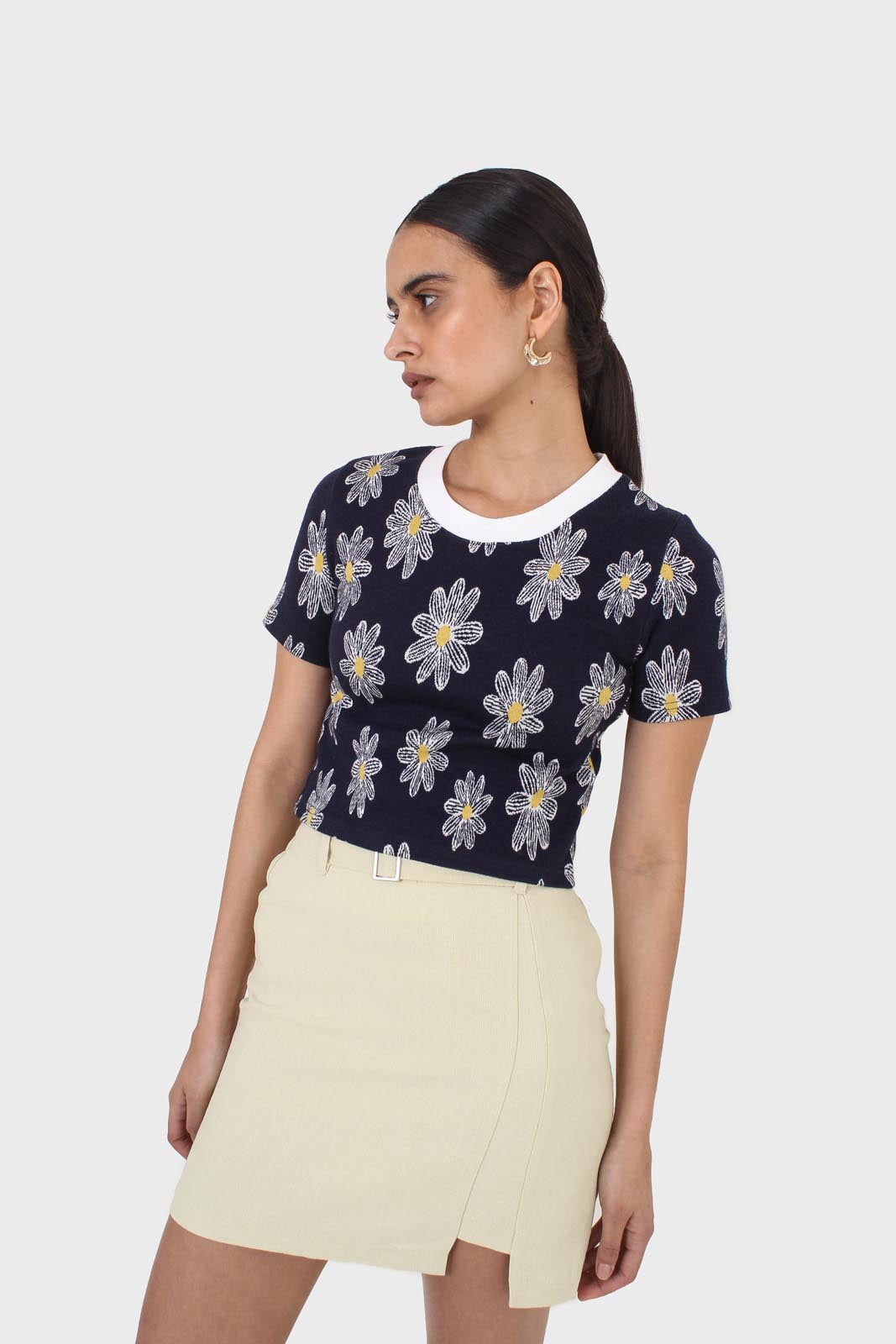 Black large daisy print cropped tee_1