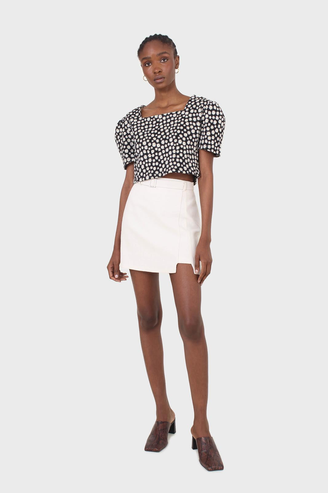 Black daisies square neckline puff sleeve cropped top_12