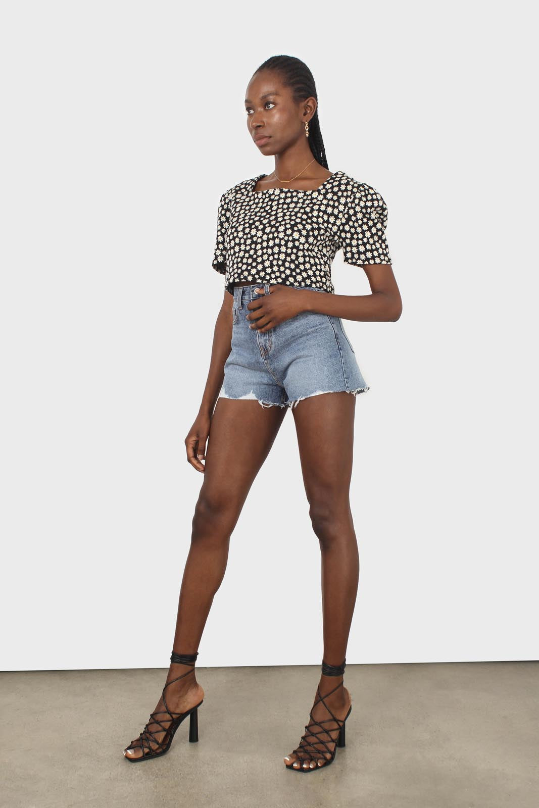 Black daisies square neckline puff sleeve cropped top_8