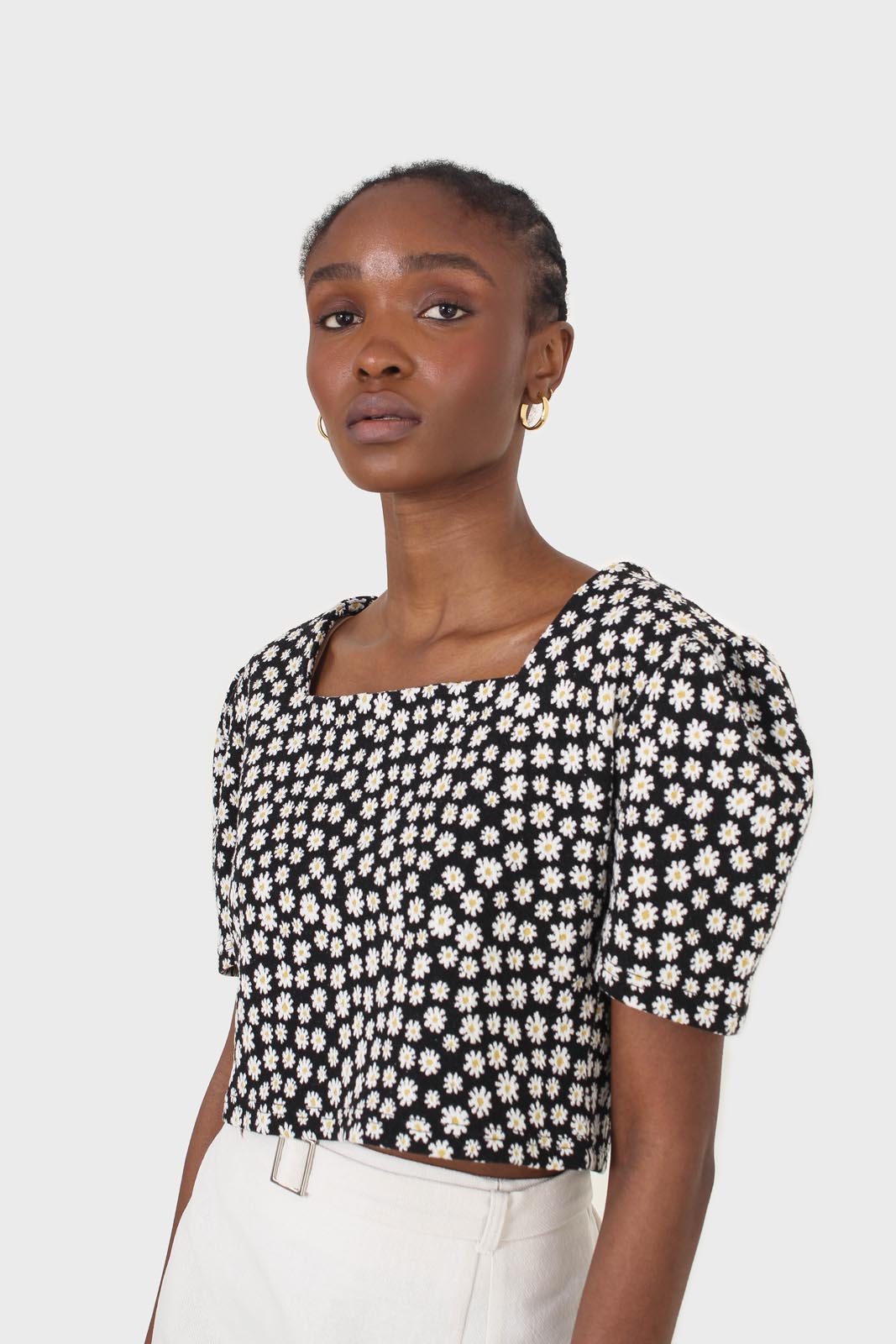 Black daisies square neckline puff sleeve cropped top_17