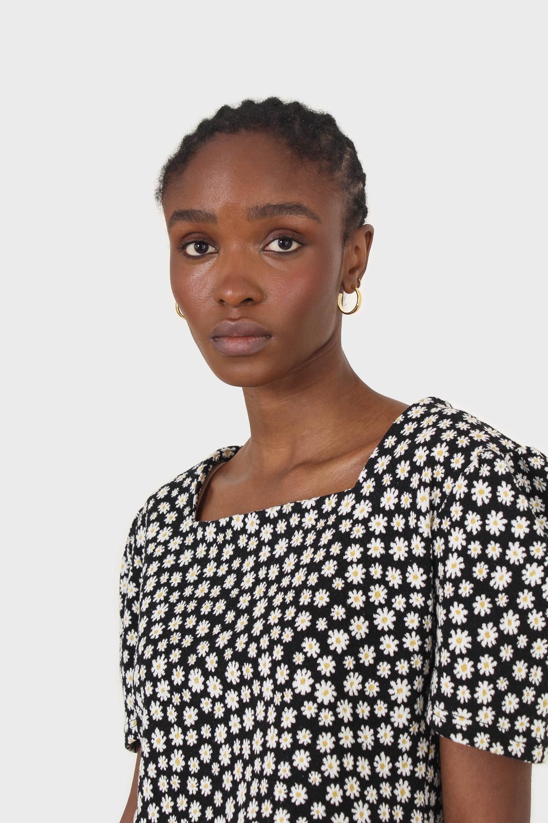 Black daisies square neckline puff sleeve cropped top_18