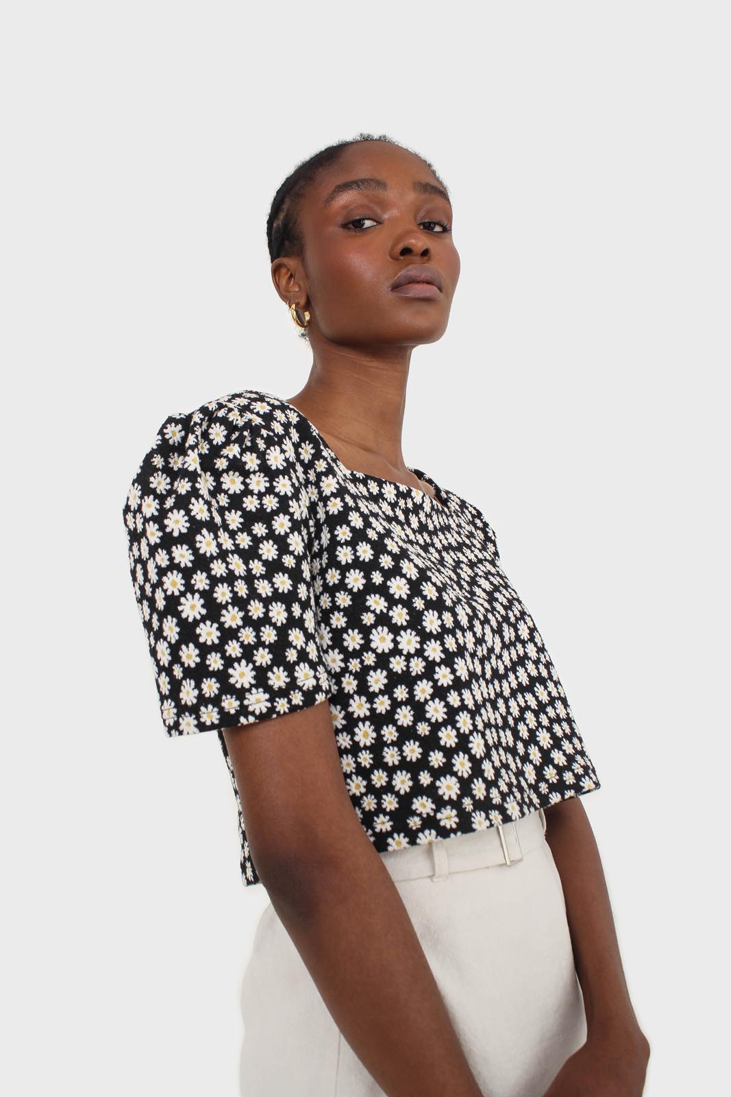 Black daisies square neckline puff sleeve cropped top_16