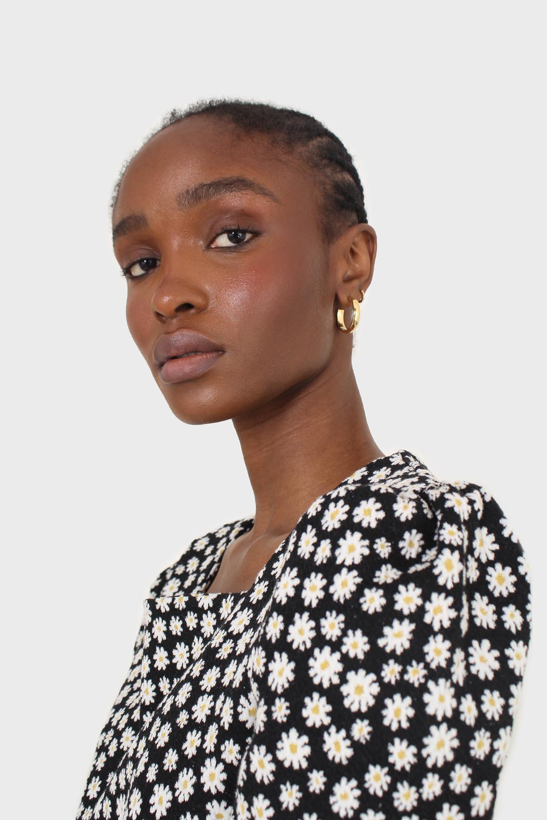 Black daisies square neckline puff sleeve cropped top_11