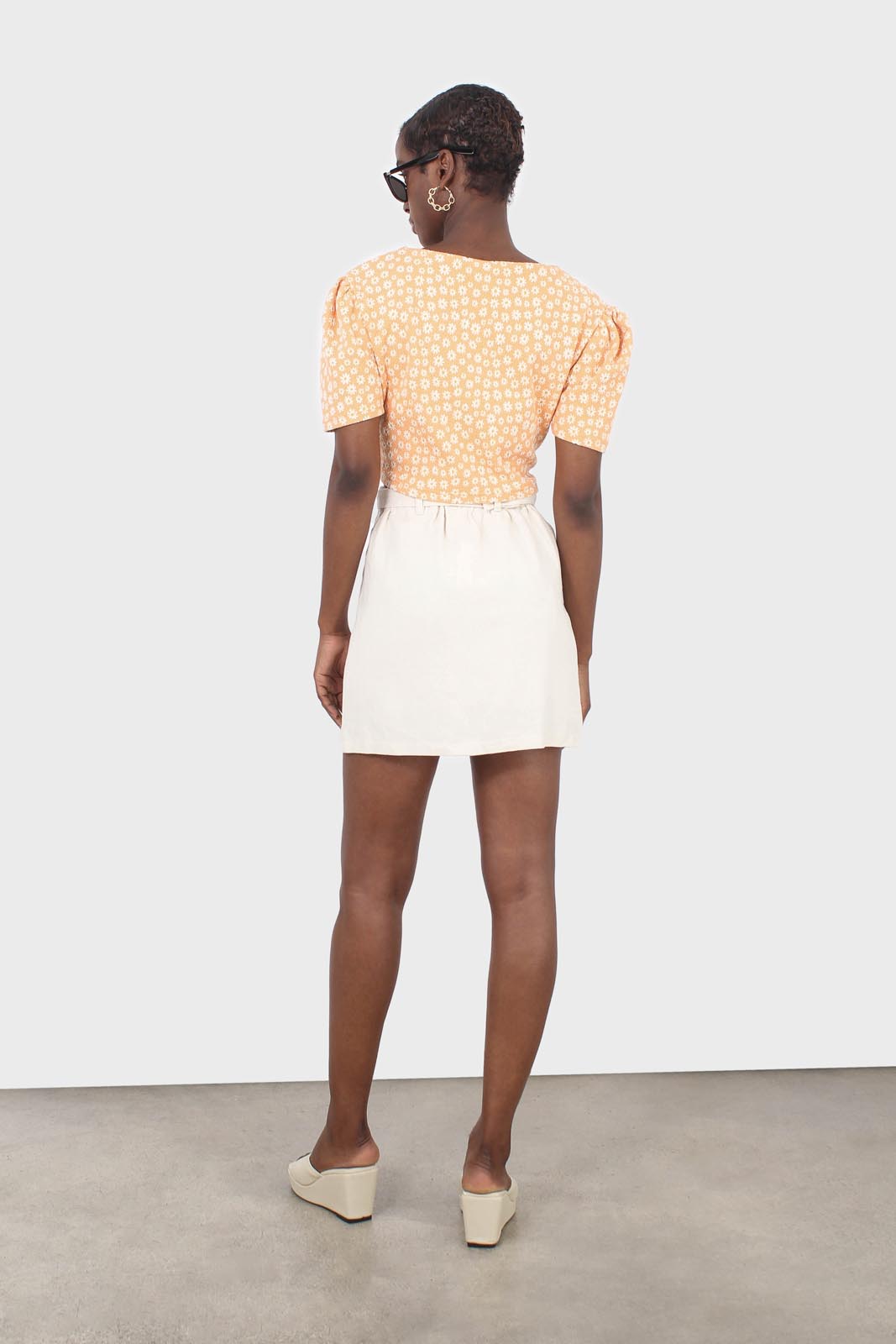 Orange daisies square neckline puff sleeve cropped top_6