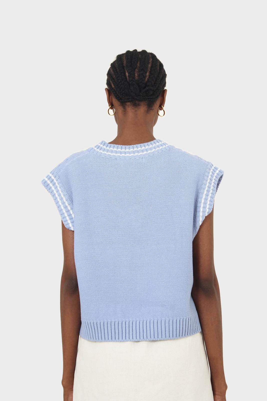 Light blue and white varsity cable sweater vest_9