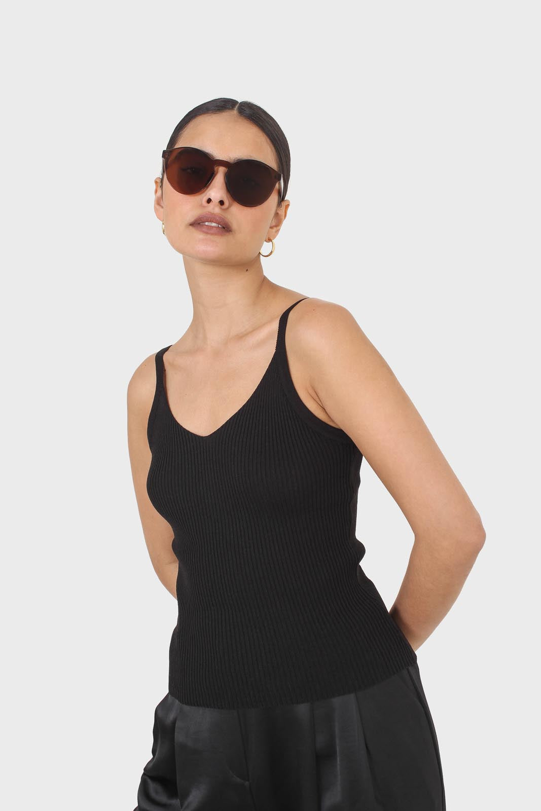 Black v-neck knit tank_5