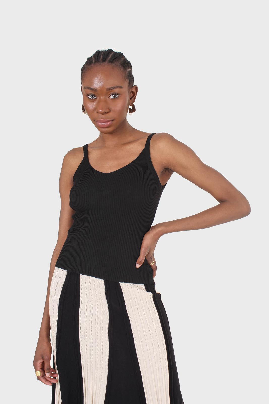 Black v-neck knit tank_13