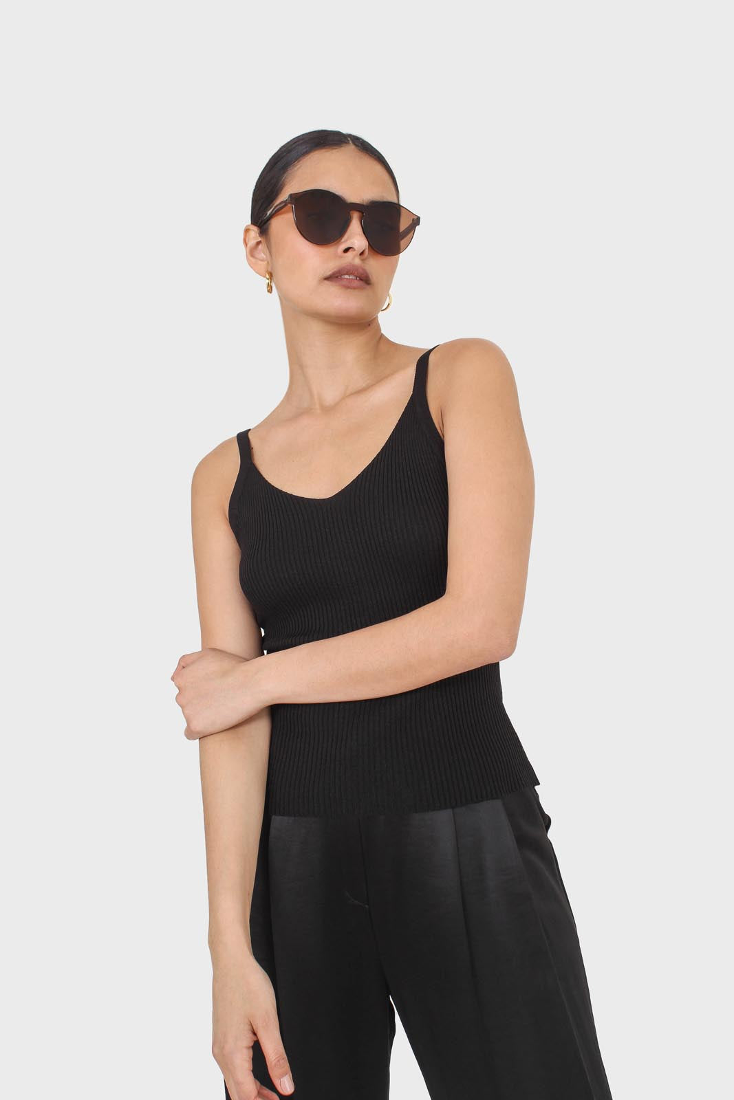 Black v-neck knit tank_8