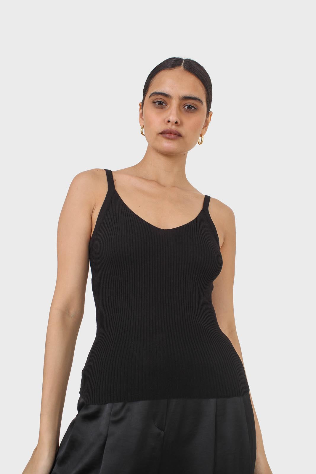 Black v-neck knit tank_1