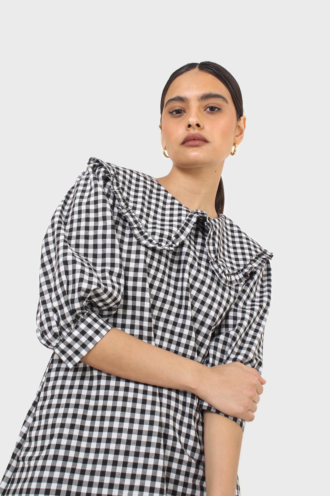 Black and ivory gingham large collar mini dress_10