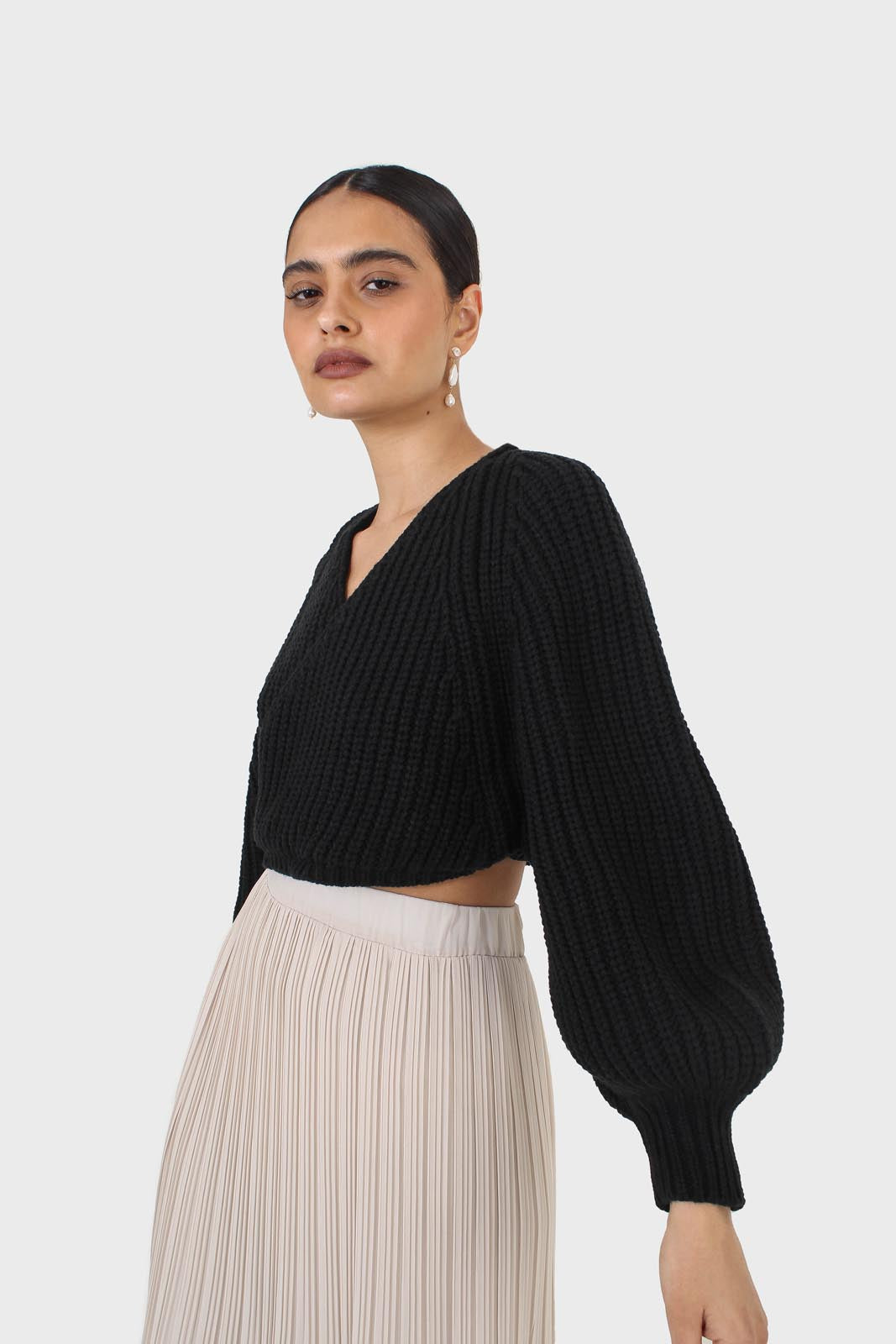 Black cross over balloon sleeve sweater_8