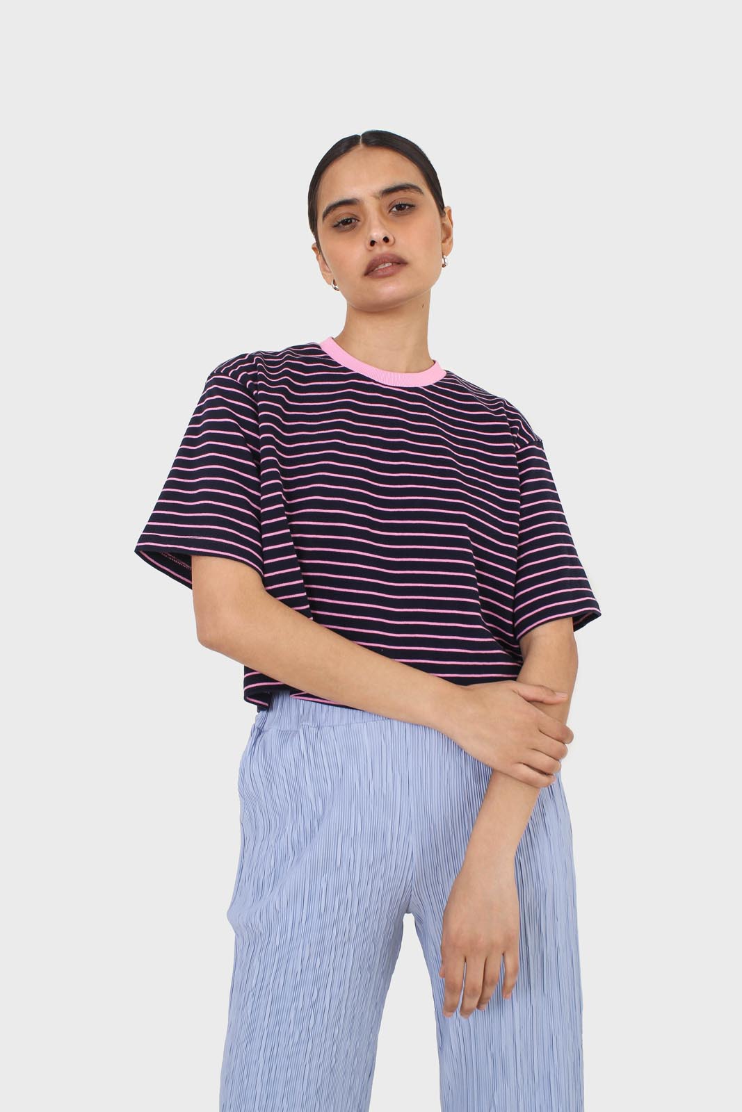 Pink and navy striped contrast binding cropped tee_3