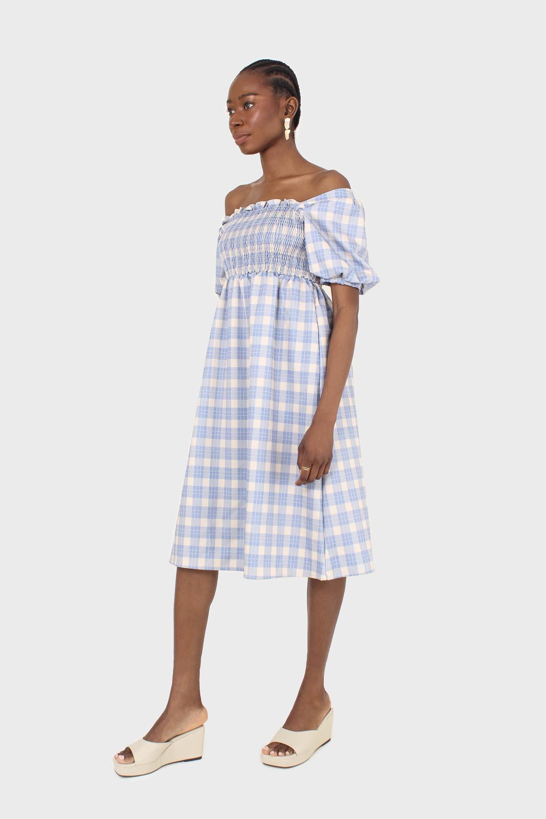 Blue and ivory checked shirred puff sleeved midi dress_4