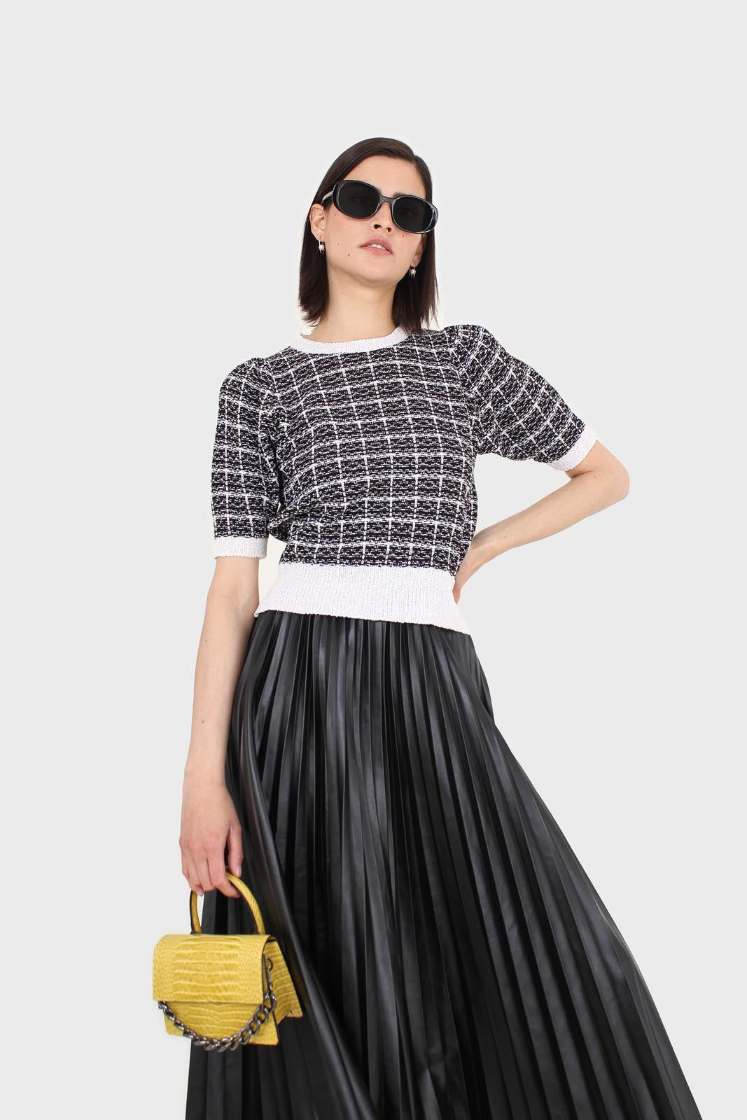 Black and ivory checked knitted puff sleeved top_4