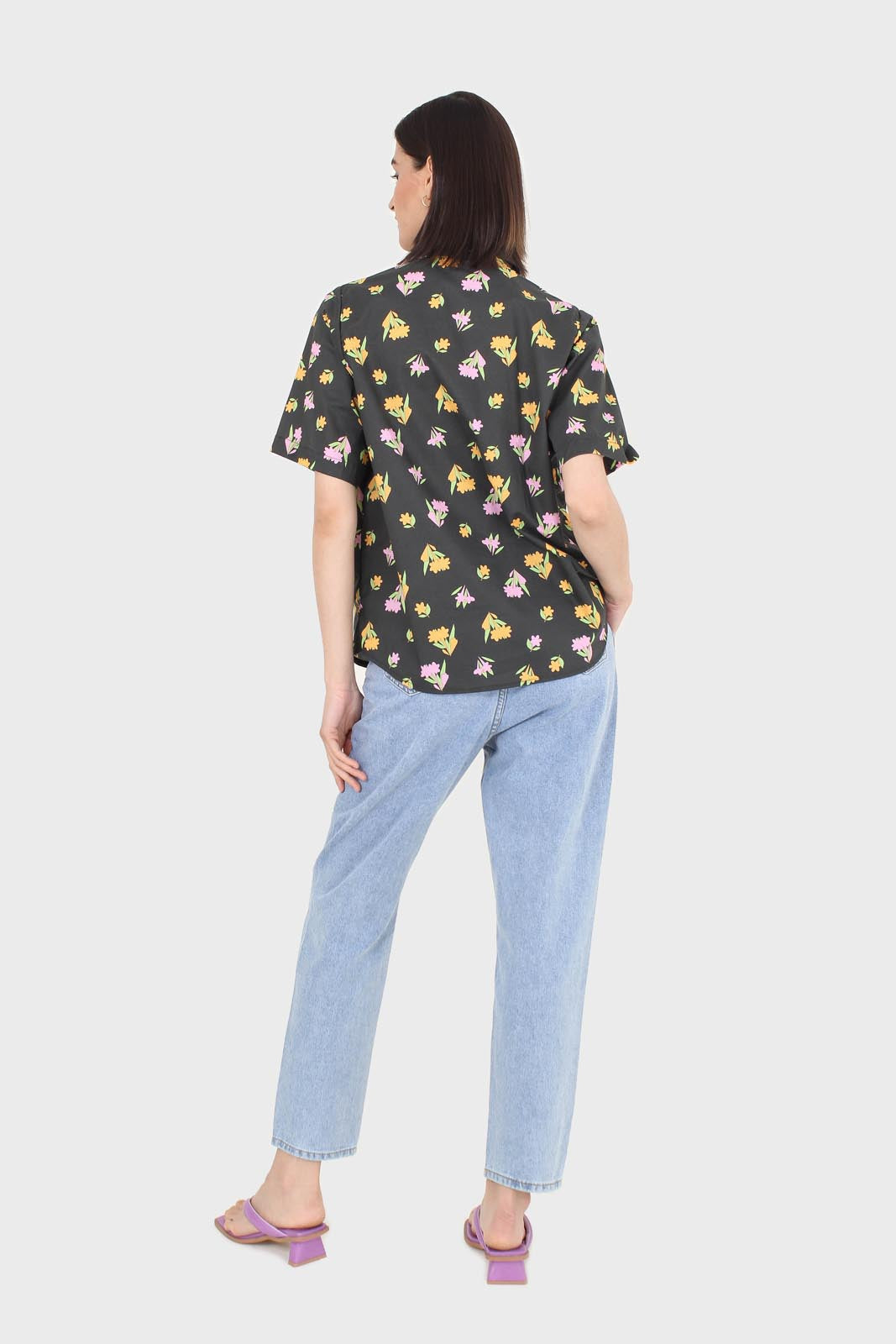 Black large pointed collar floral graphic print shirt_6