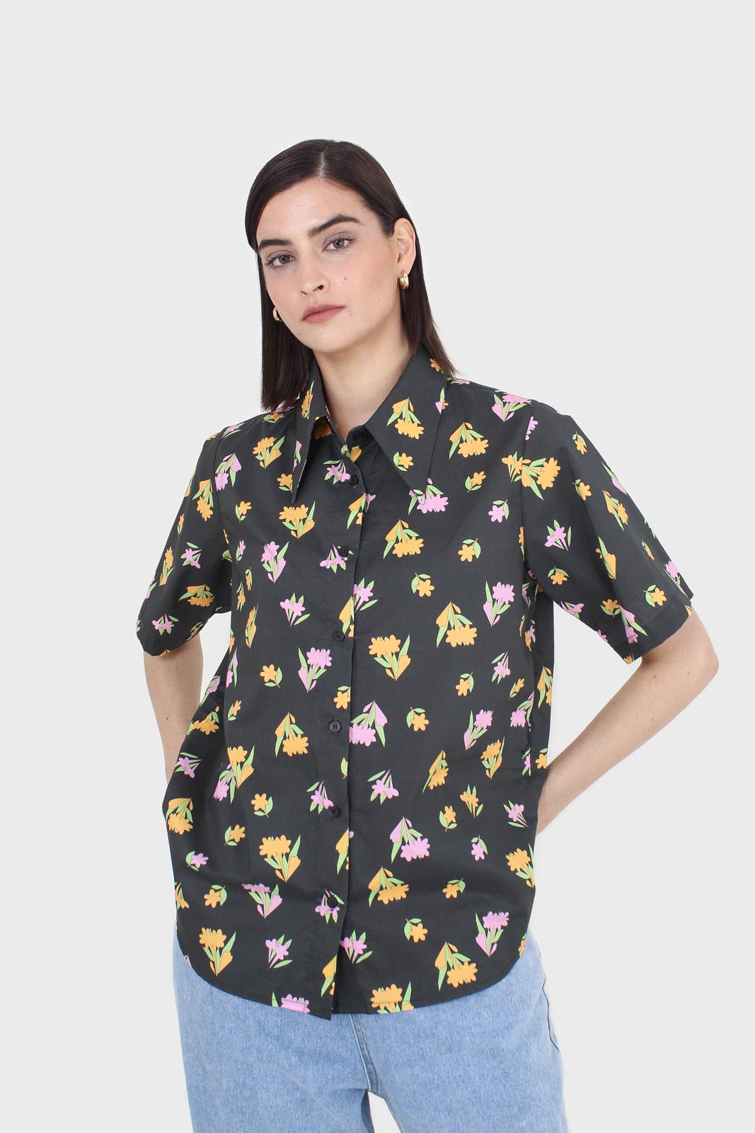 Black large pointed collar floral graphic print shirt_1