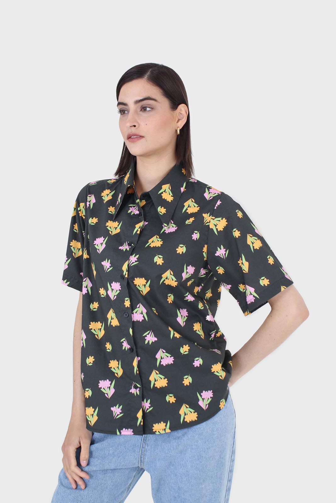 Black large pointed collar floral graphic print shirt_8