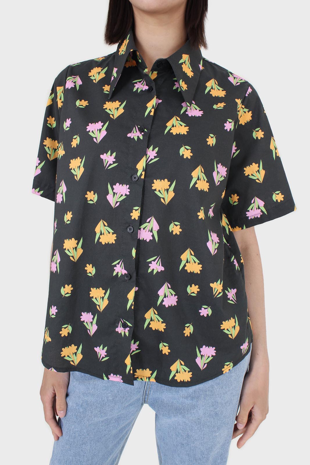 Black large pointed collar floral graphic print shirt_2