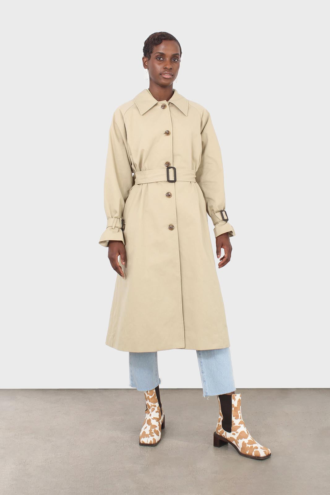 Light beige single breasted buckle detail trench coat_4