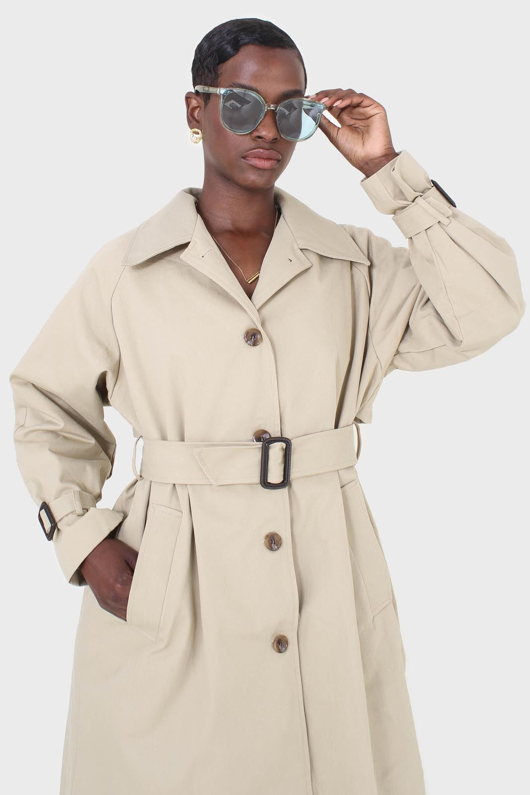 Light beige single breasted buckle detail trench coat_7