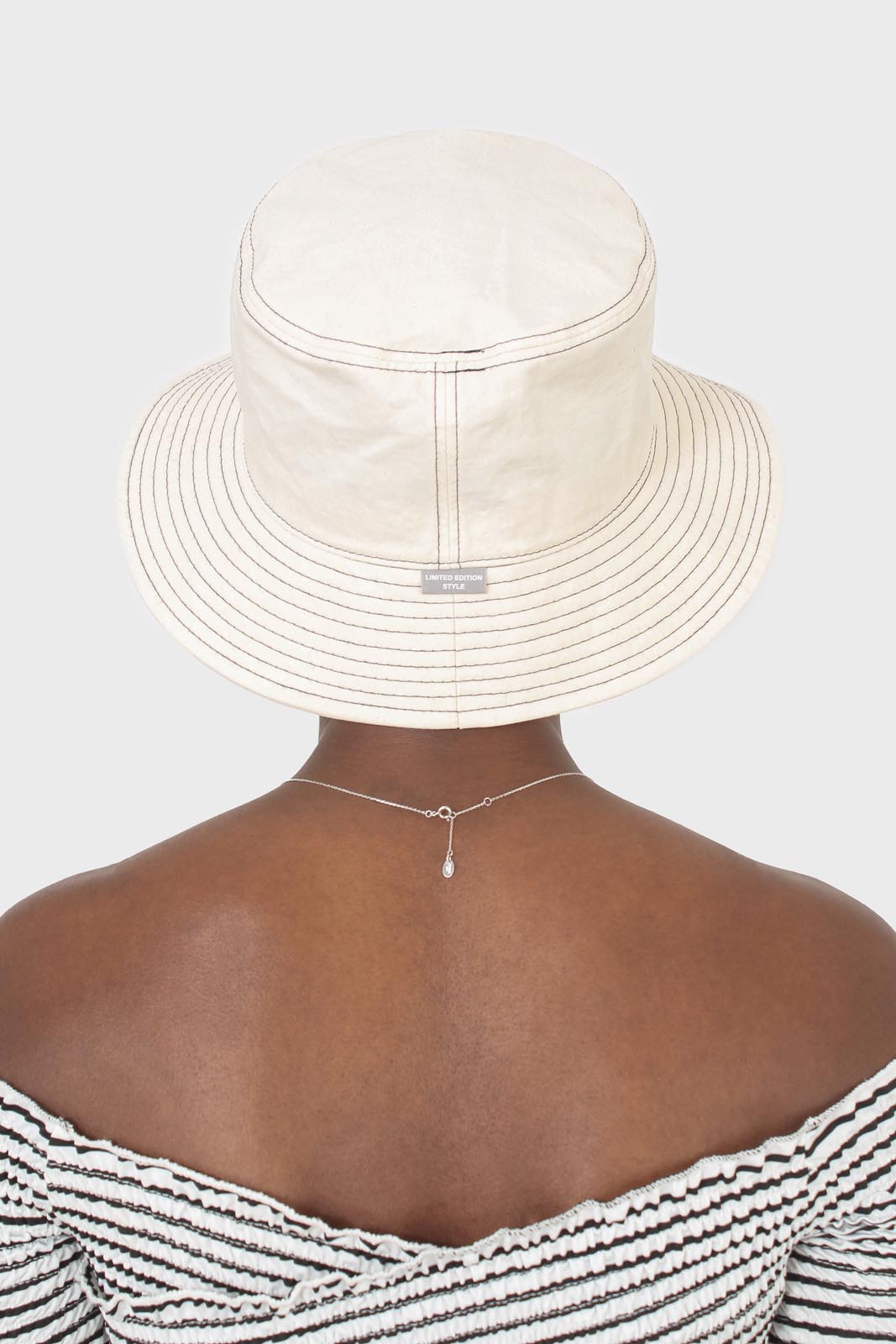 White and black contrast stitch bucket hat_1