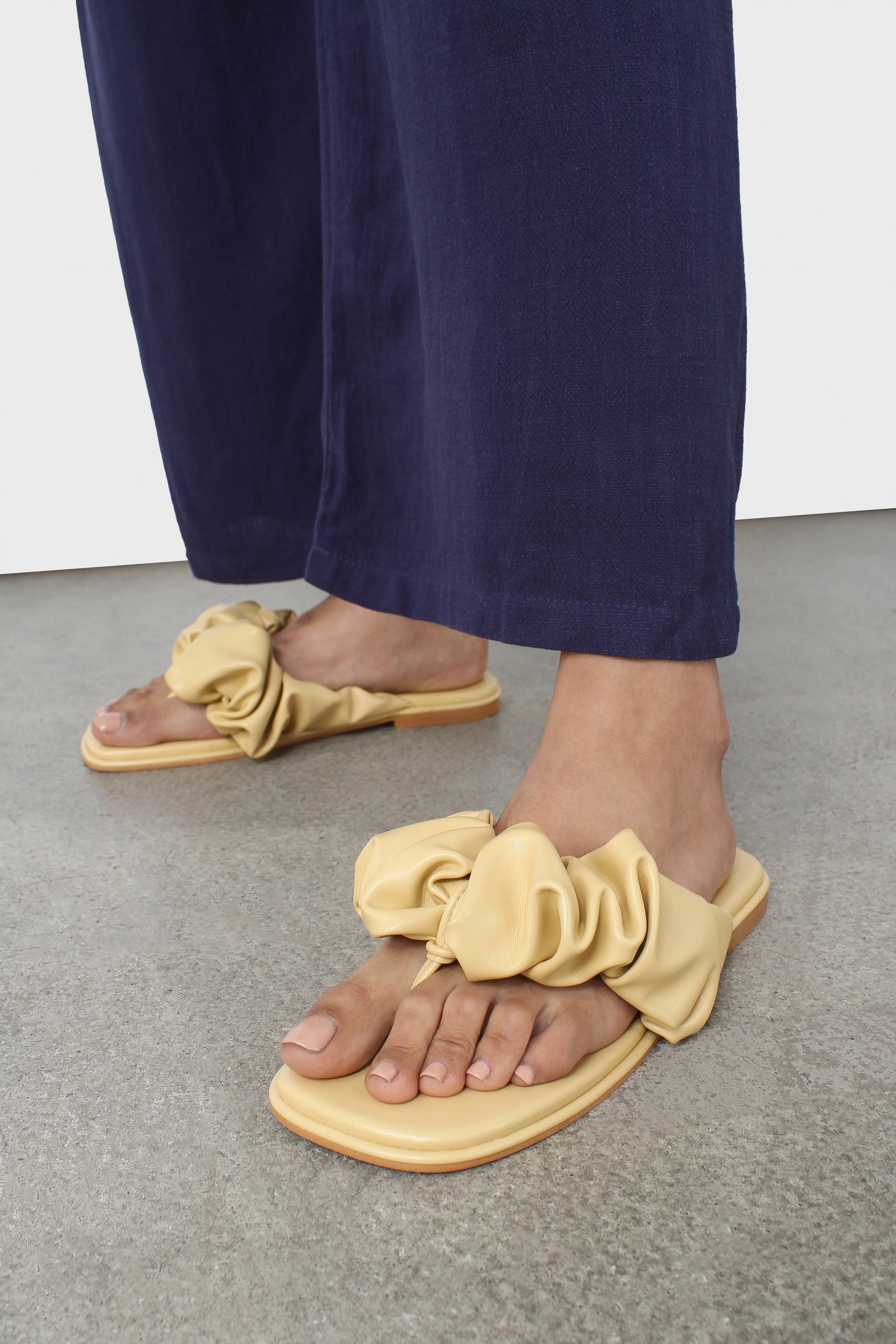 Mustard puffed vegan leather sliders_10