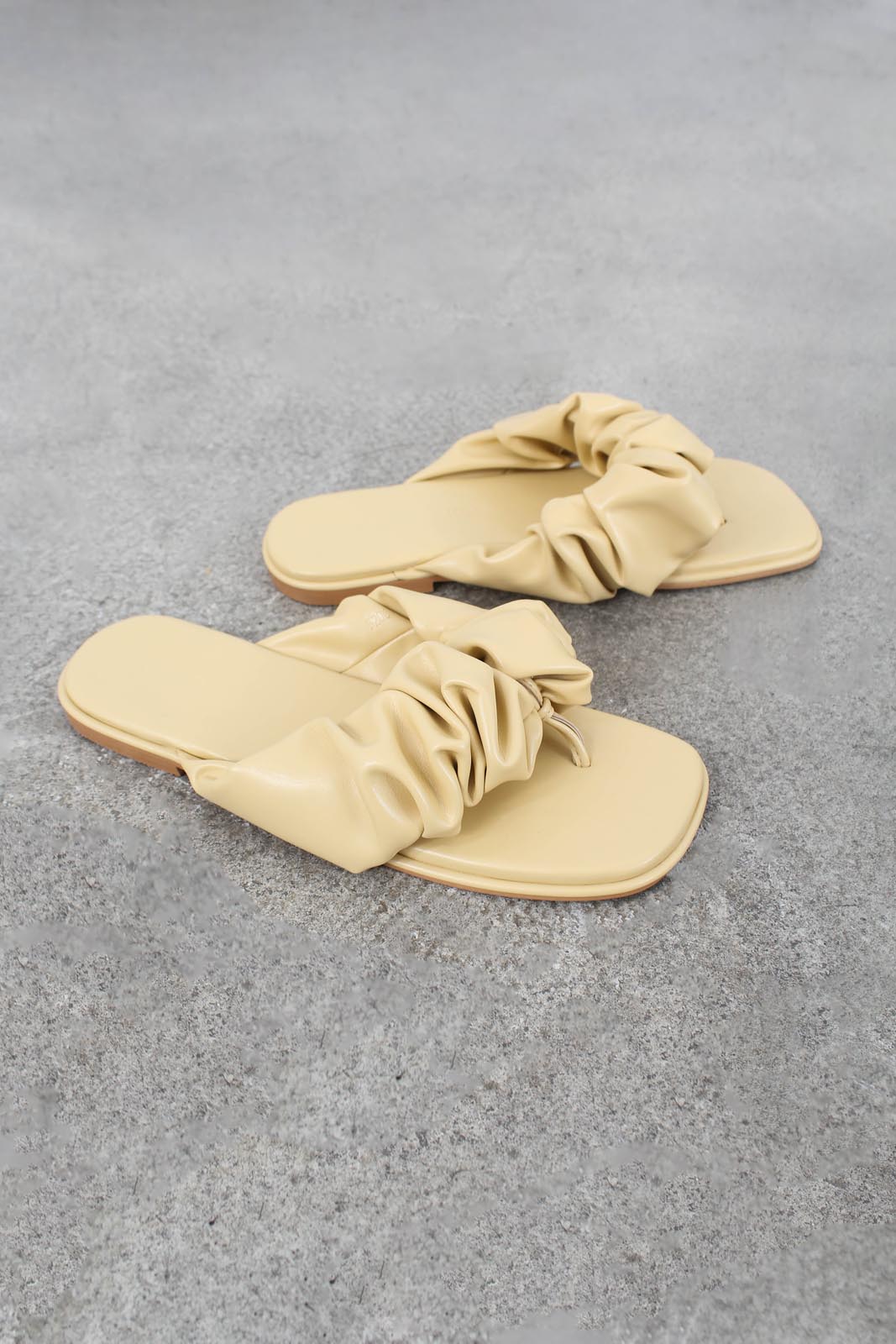 Mustard puffed vegan leather sliders_6