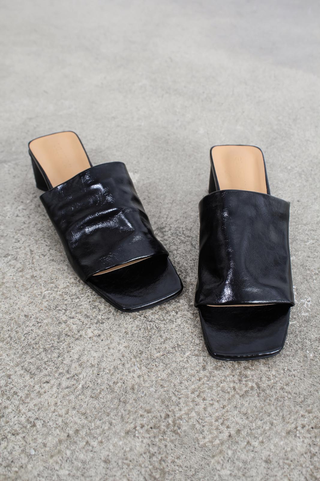 Black shine triangle mid heeled mule_2