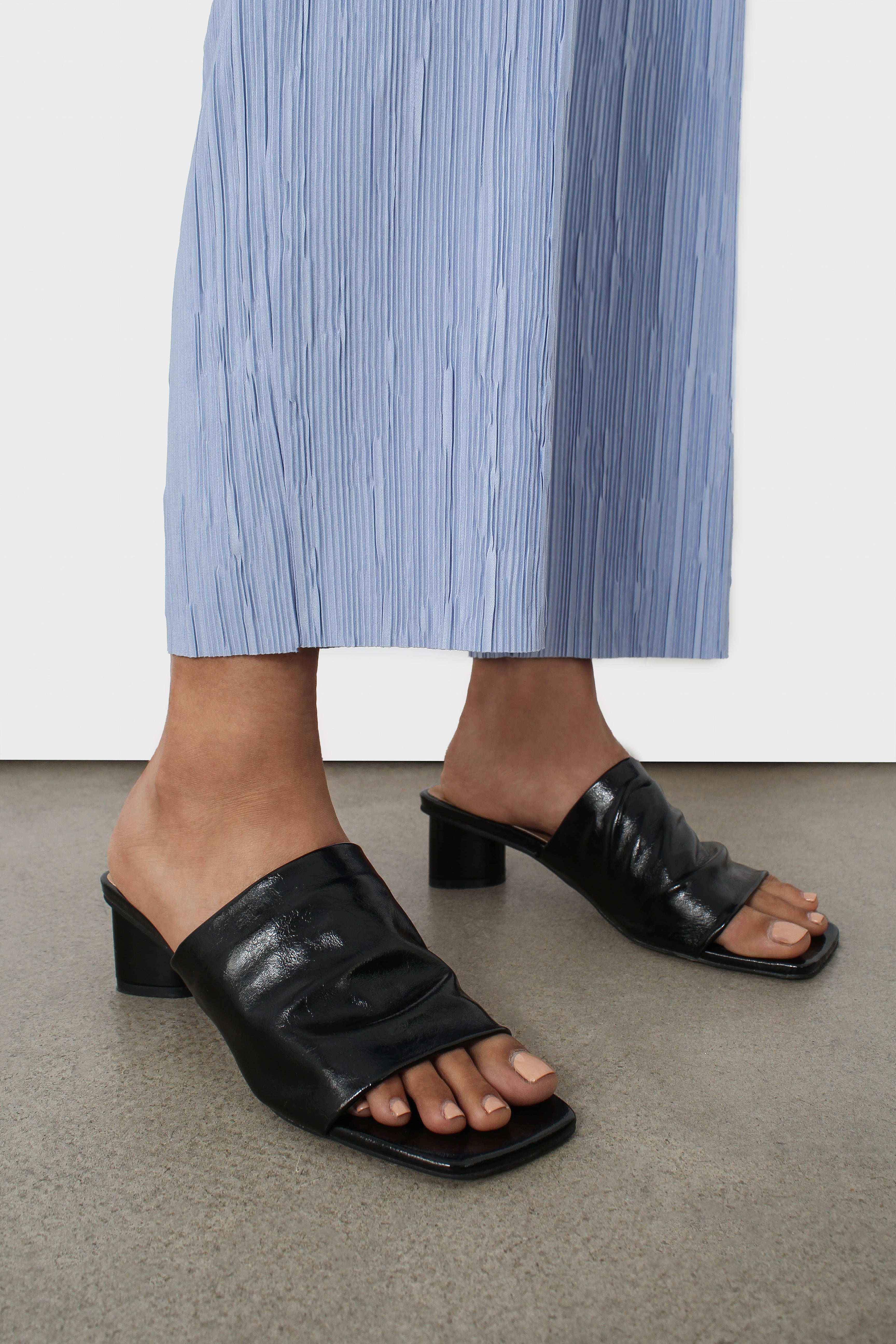 Black shine triangle mid heeled mule_13